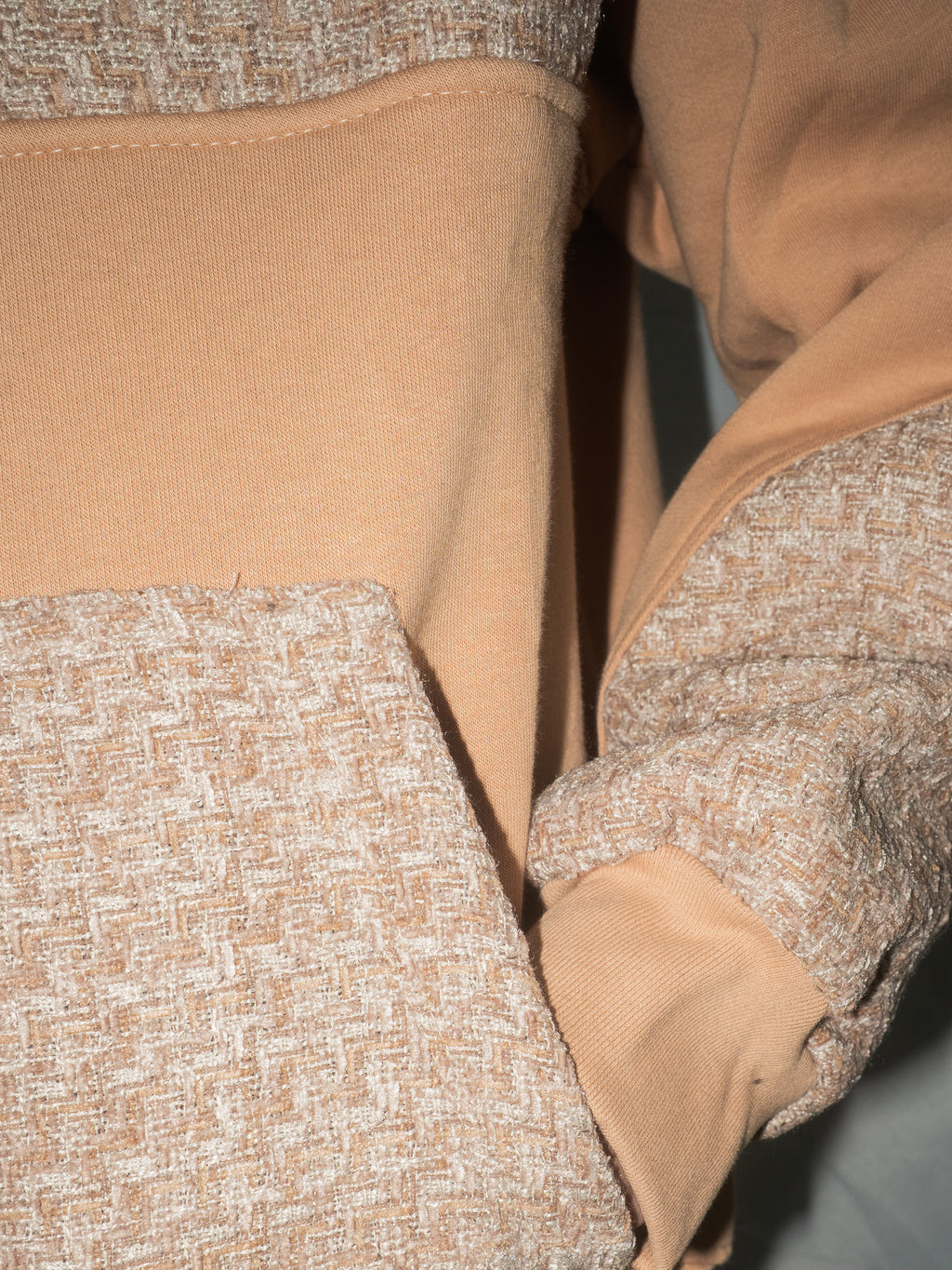 Schwarzer Tweed-Hoodie